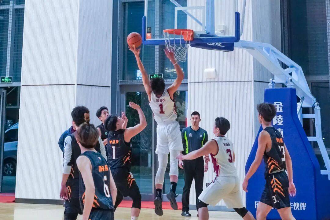 新赛季的篮球比赛即将升级，让球迷充满期待