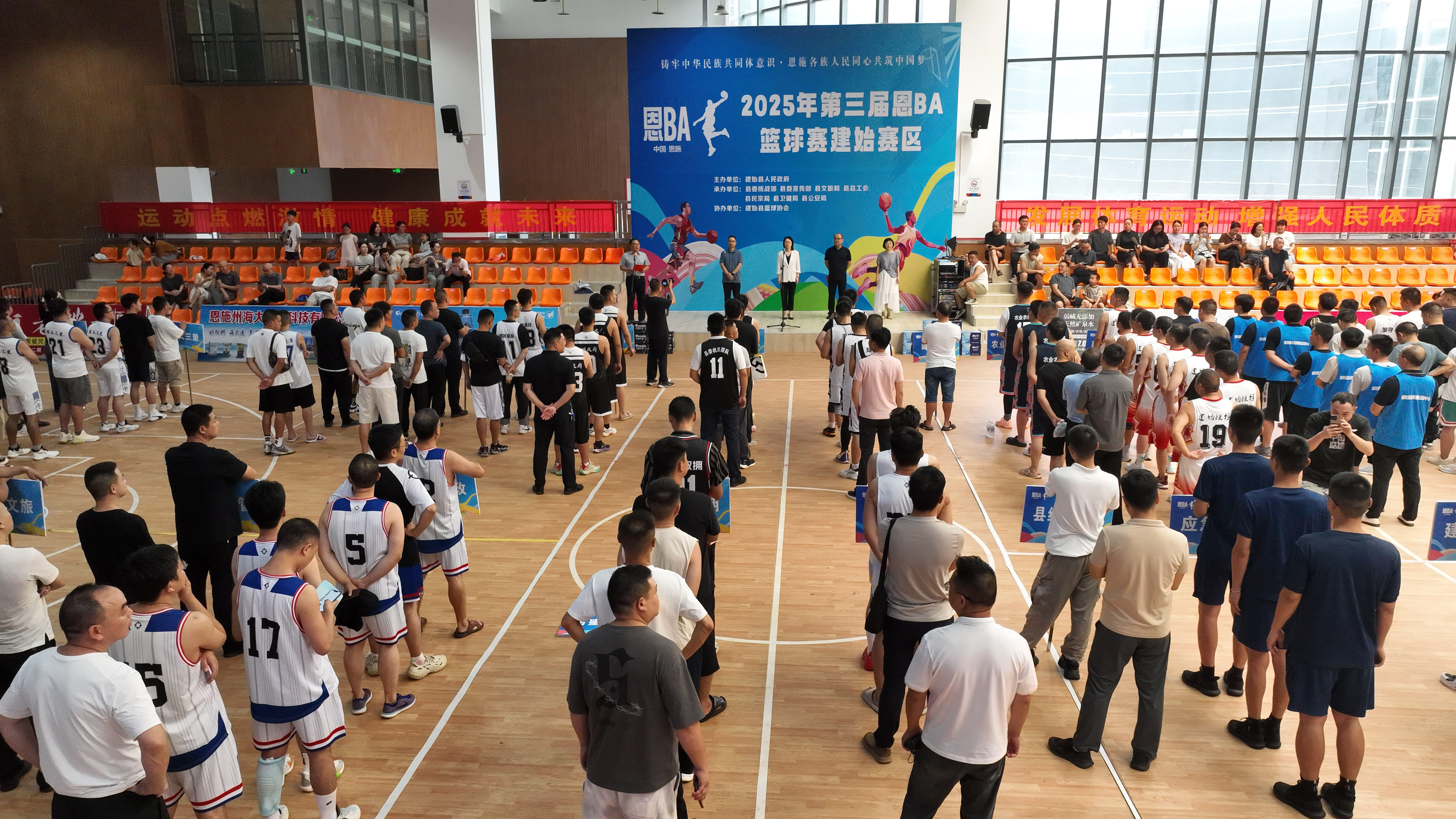 新赛季的篮球比赛即将升级，让球迷充满期待