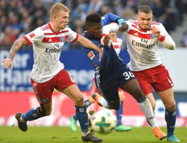 圣保利队主场取胜,球迷欢欢喜喜的球员 圣保利队主场取胜,球迷欢欢喜喜的球员