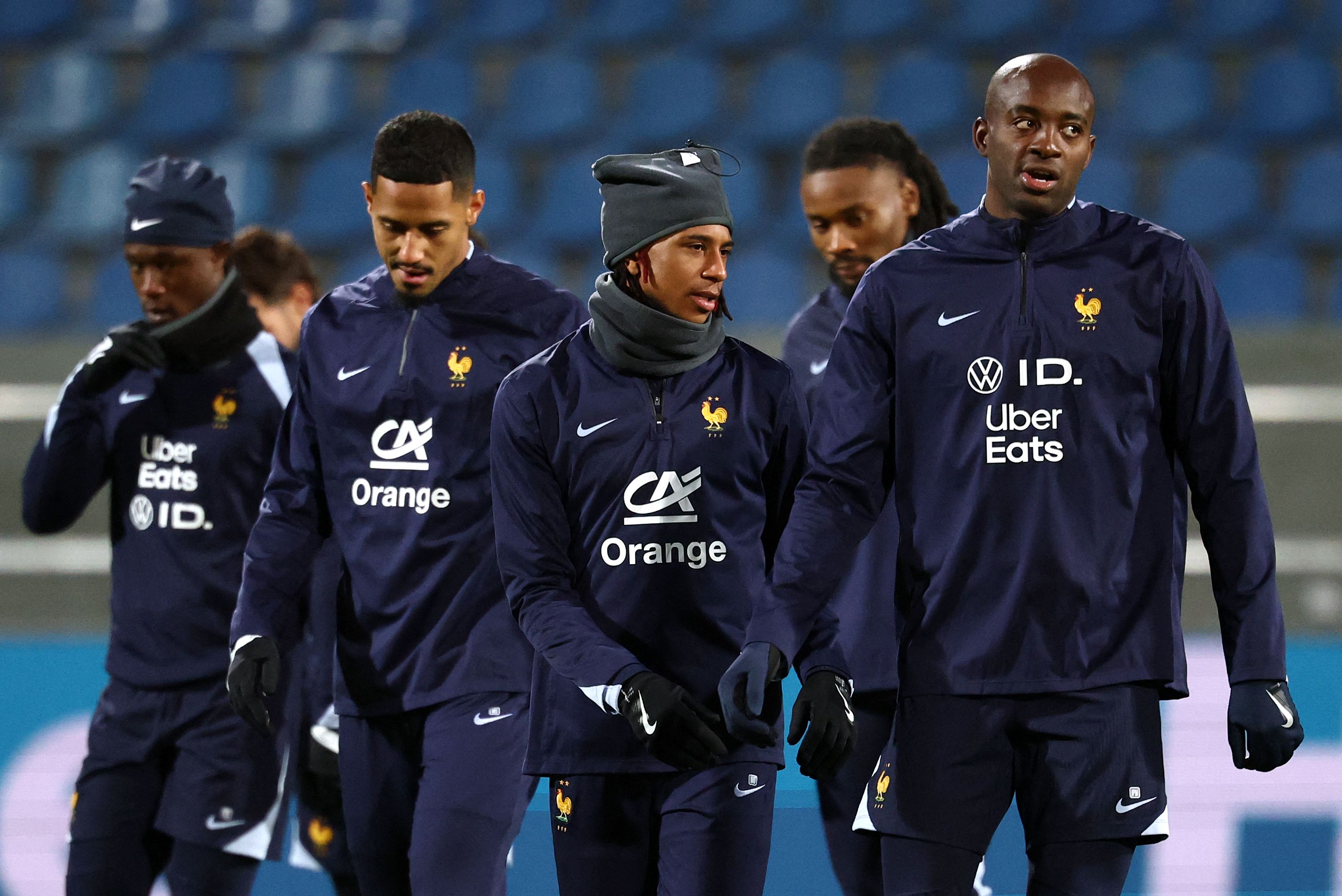 包含法罗群岛队在欧预赛比赛中打破僵局，跻身前列的词条