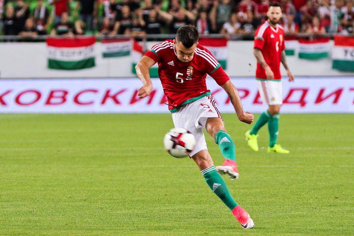 包含法罗群岛队在欧预赛比赛中打破僵局，跻身前列的词条