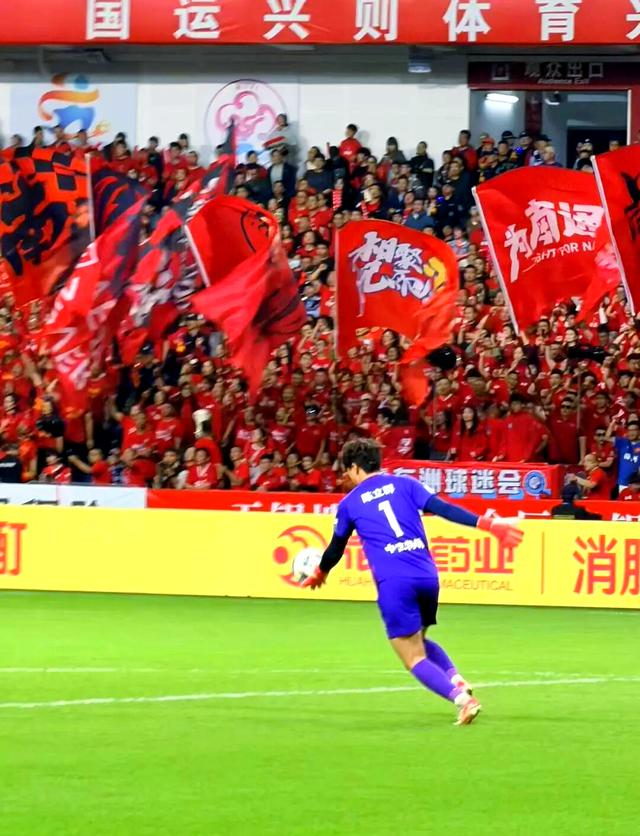 ju11.co-热血对战带来挑战，球场上的悬念不断(热血对战带来挑战,球场上的悬念不断变化)