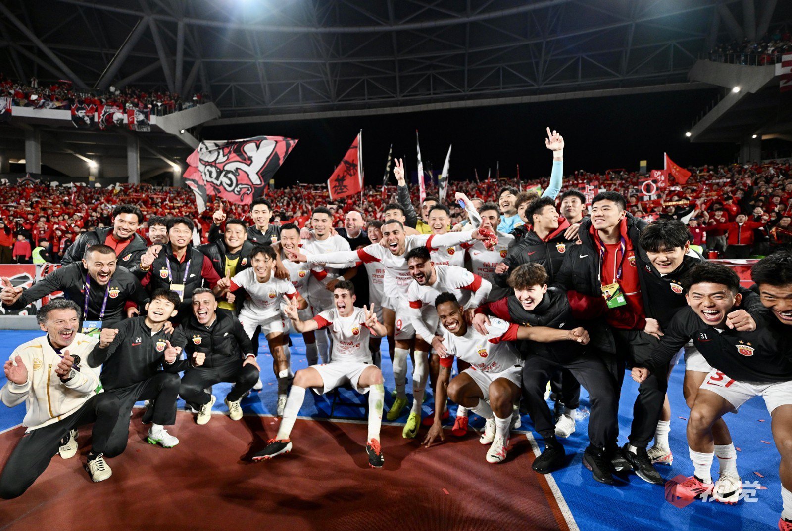 包含热烈足球比赛现场激情高涨，球员技术精湛的词条