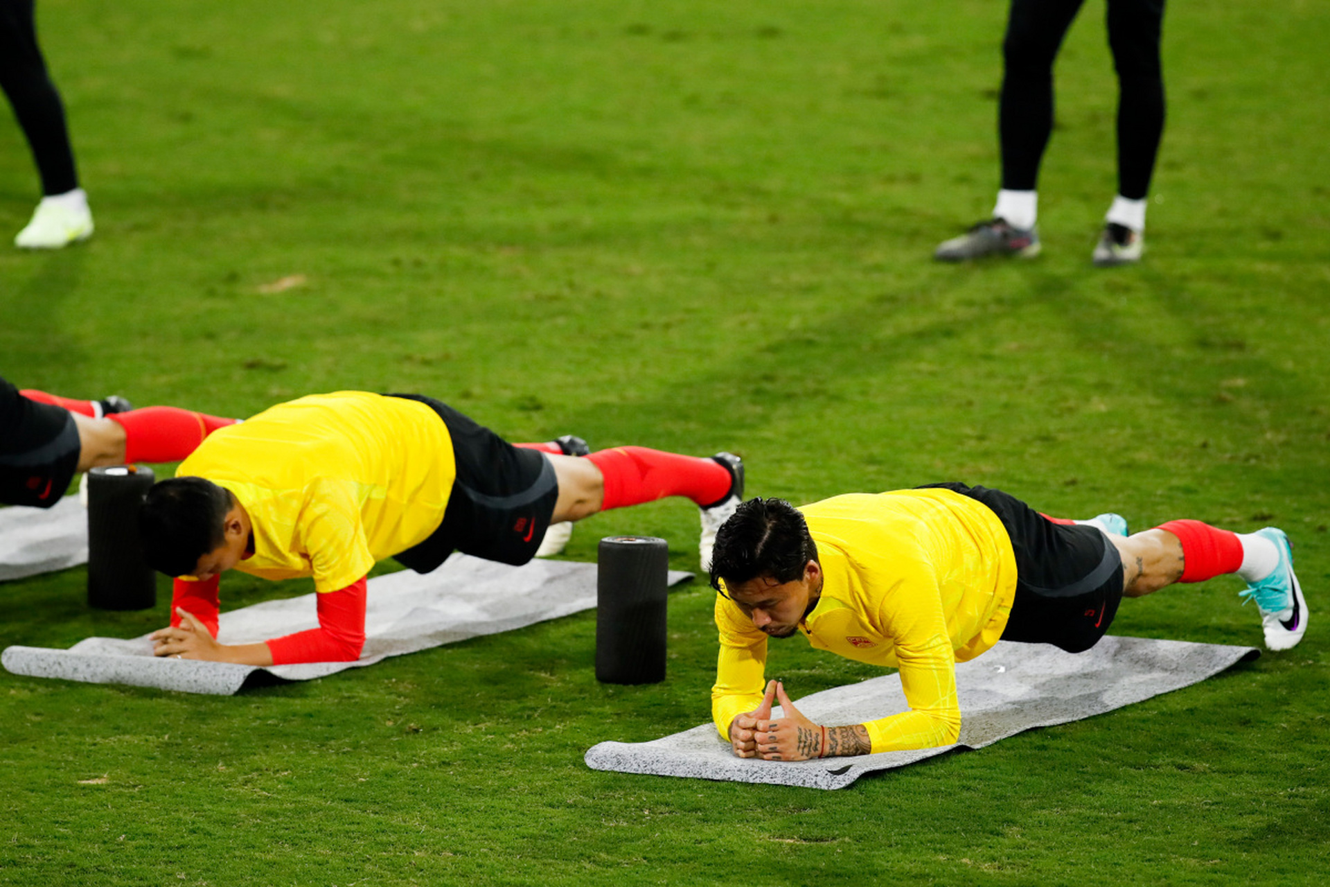 九州娱乐-足球比赛中球员体力和耐力得到充分消耗(足球体力要求)